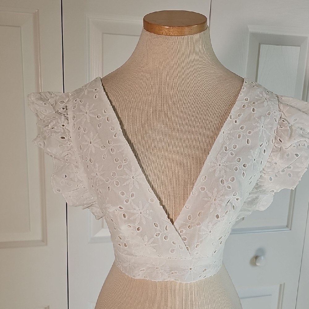 Zaful White Eyelet V-Neck Ruffle Crop Blouse. Size Small. New With‎ Tags.